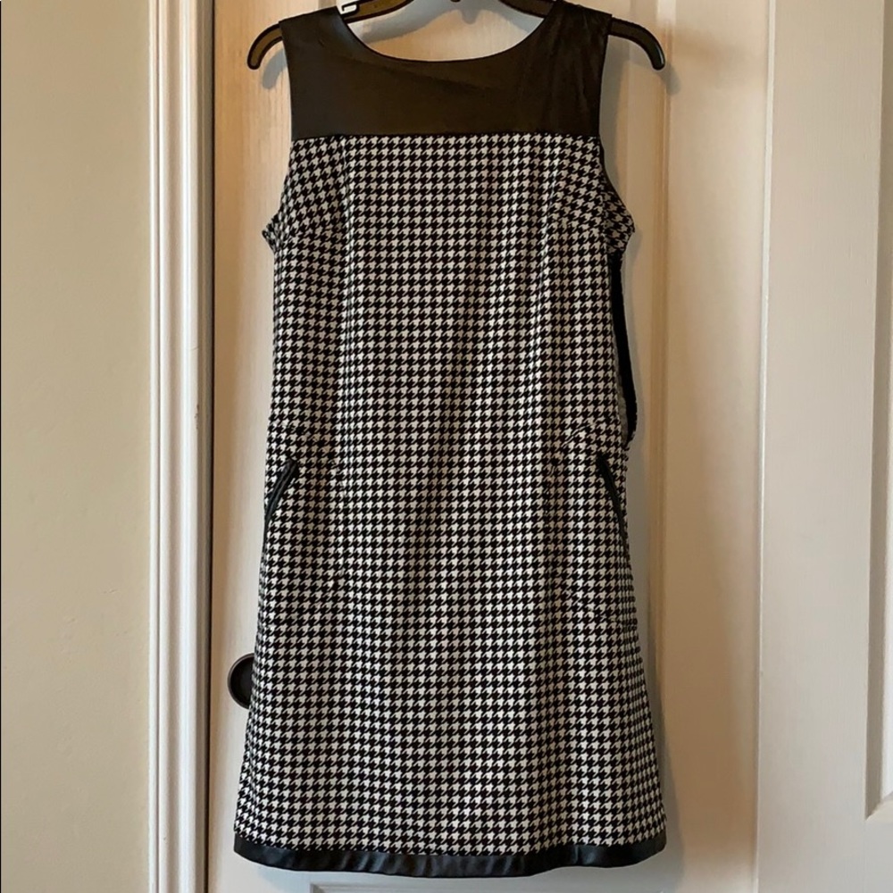 🍷Adorable sleeveless dress with faux leather 🥂